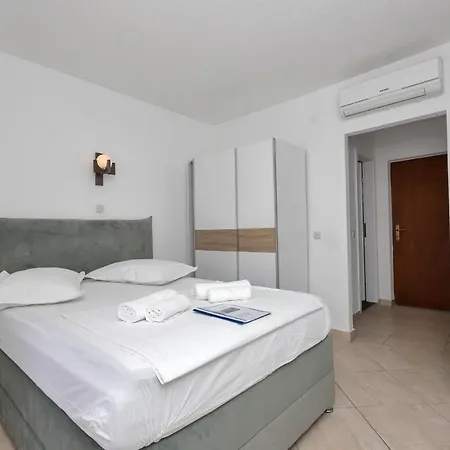 Apartment Nikola 5m From Beach Selca kod Bogomolja