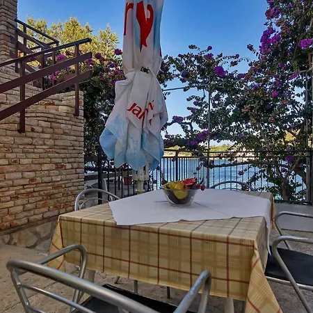 Apartment Nikola 5m From Beach